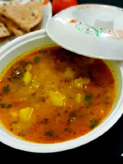 कच्चे आलू टमाटर की सब्जी (Kachche aloo tamatar ki sabzi recipe in hindi) रेसिपी मुख्य फोटो