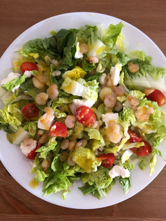 Una foto de Ensalada con gambas