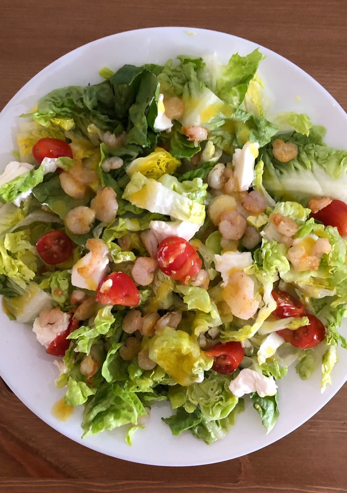 Una foto de Ensalada con gambas