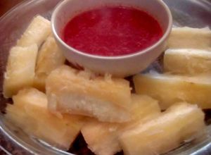 Una foto de Yuca Cocinada con Mojo Rojo
