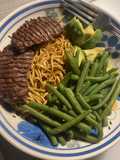 Bife grelhado com noodles e feijão verde