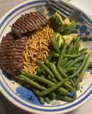 Bife grelhado com noodles e feijão verde