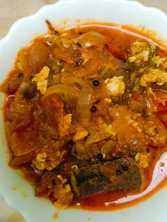 கருவாட்டு முட்டை குழம்பு(karuvattu muttai kulambu recipe in tamil) செய்முறை முக்கிய புகைப்படம்