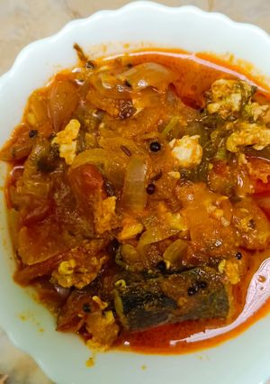 கருவாட்டு முட்டை குழம்பு(karuvattu muttai kulambu recipe in tamil) செய்முறை முக்கிய புகைப்படம்