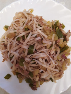 Una foto de Noodles de atún con verduras