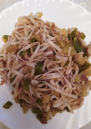Una foto de Noodles de atún con verduras