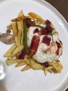Una foto de 🍳 Patatas fritas con huevo y jamón 🍳
