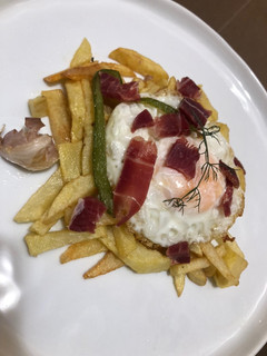 Una foto de 🍳 Patatas fritas con huevo y jamón 🍳