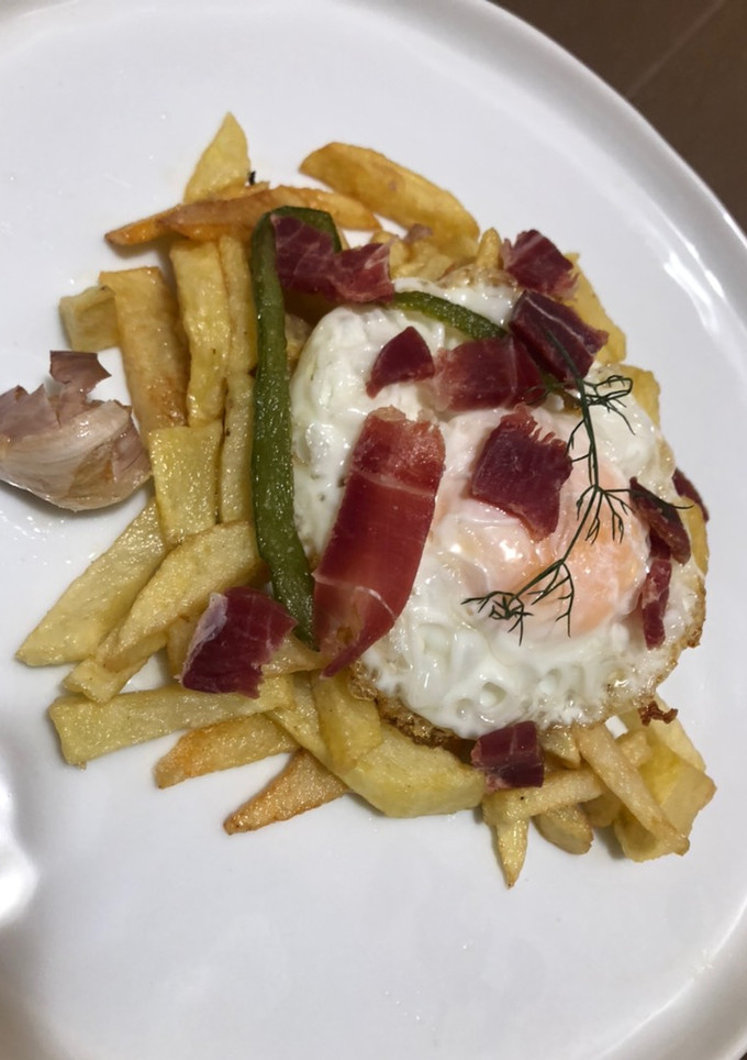Una foto de 🍳 Patatas fritas con huevo y jamón 🍳