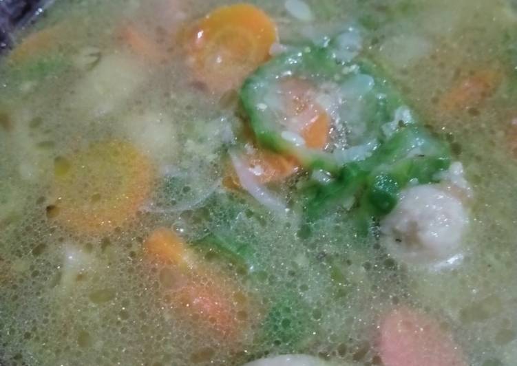 Bagaimana Memasak Sop oyong bakso yang Enak Banget