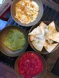 Trilogía de hummus y nachos