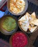 Trilogía de hummus y nachos