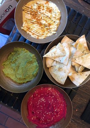 Una foto de Trilogía de hummus y nachos