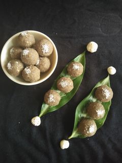 રાગી મખાના લાડુ (ragi & makhana ladoo recipe in gujarati) રેસીપી મુખ્ય ફોટો