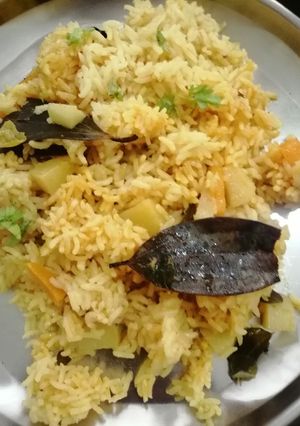 A picture of Aloo dum biryani.