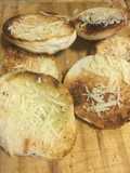 Tostadas de oliva y queso (con pan casero)