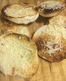 Tostadas de oliva y queso (con pan casero)