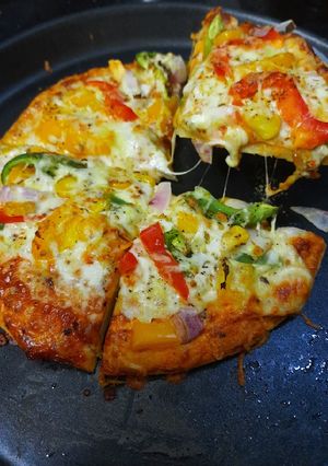 चिज्जी पिज़्ज़ा (cheesy pizza recipe in Hindi) रेसिपी मुख्य फोटो