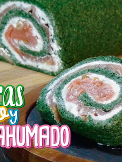 Una foto de Brazo de gitano de espinacas con salmón y queso