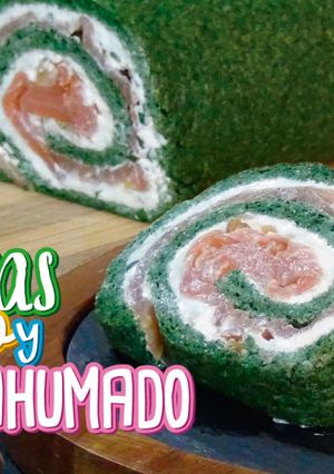 Una foto de Brazo de gitano de espinacas con salmón y queso