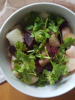 Une photo de Salade de pommes de terre et betterave