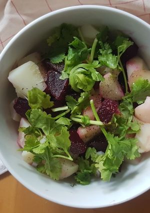 Une photo de Salade de pommes de terre et betterave
