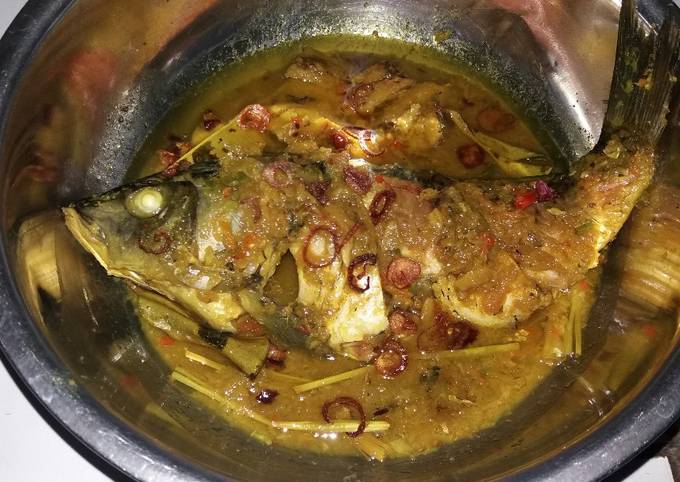 Resep 4. Ikan Mas Bumbu Kuning Pedas Sederhana ala Uliz Kirei yang Lezat