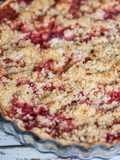 Tarta crumble de ruibarbo y fresas