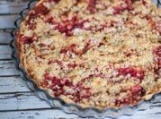 Una foto de crumble de frutos rojos