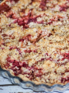 Una foto de Tarta crumble de ruibarbo y fresas