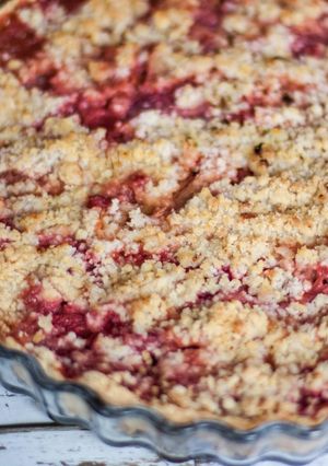 Una foto de Tarta crumble de ruibarbo y fresas