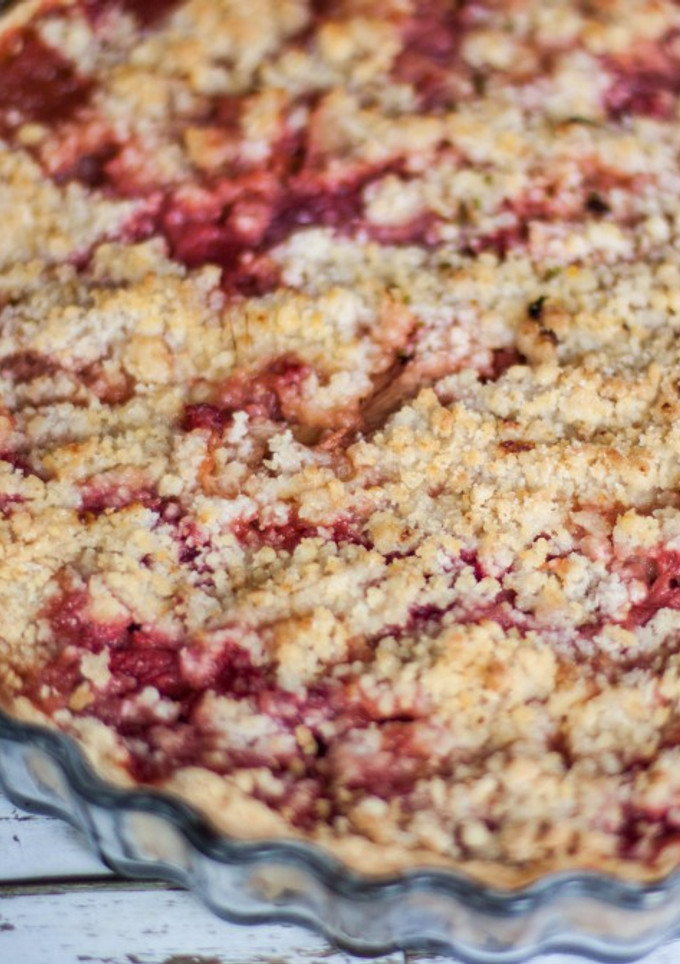 Una foto de Tarta crumble de ruibarbo y fresas