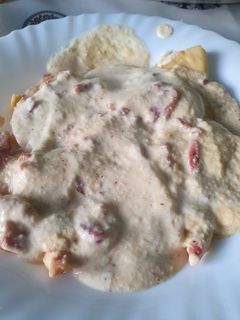 Una foto de Pasta rellena de carne a la carbonara