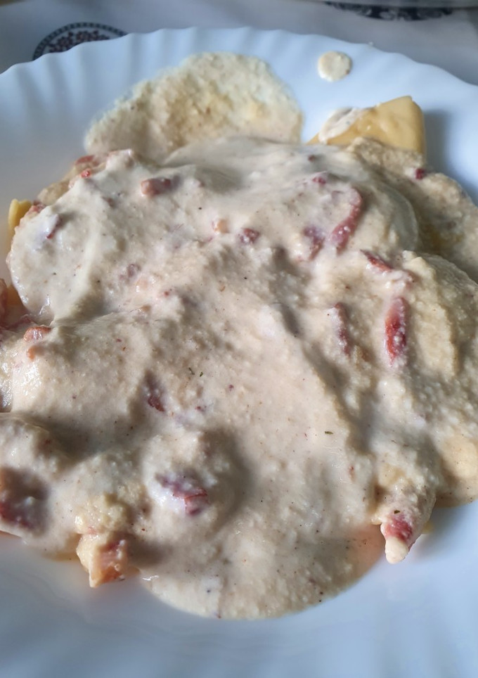 Una foto de Pasta rellena de carne a la carbonara