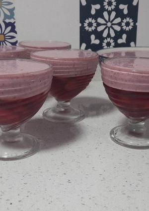 Una foto de Postre de frutillas 🍓