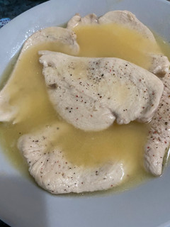 Una foto de Filetes de pollo con salsa de mantequilla y limón