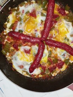 صورة لوصفة عجة بالمرقاز (نقانق) 🥘