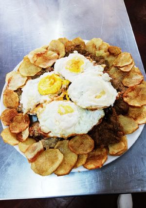 Una foto de Milanesa al horno a caballo con papas chips