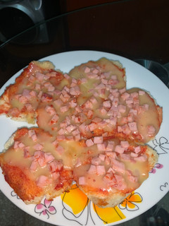 Una foto de Pizza con Pan Viejo Sencilla en 10 minutos