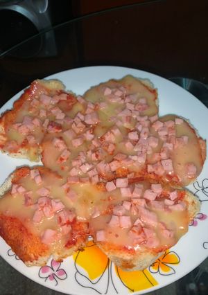 Una foto de Pizza con Pan Viejo Sencilla en 10 minutos