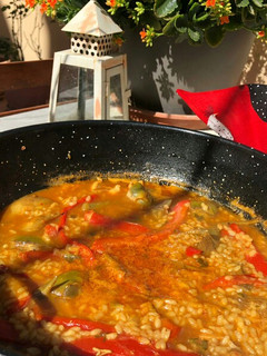 Una foto de Arroz con pollo y alcachofas (a la cúrcuma)