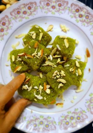 लौकी की बर्फी (Lauki ki Barfi recipe in hindi) रेसिपी मुख्य फोटो