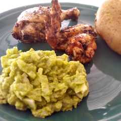 Una foto de Pollo al horno con guacamole