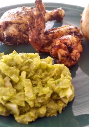 Una foto de Pollo al horno con guacamole