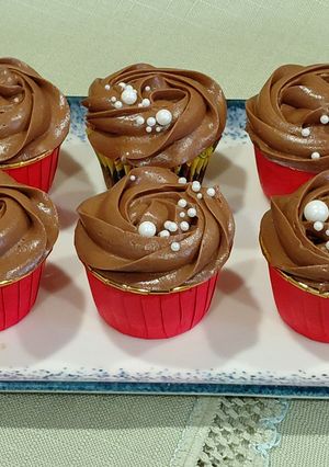 Фото 🧁 Шоколадні капкейки з шоколадним кремом і малиновим джемом.