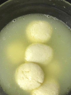 रसगुल्ला (Rasgulla recipe in hindi) रेसिपी मुख्य फोटो