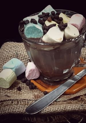 હોટ ચીકલેટ વિથ માર્સ મેલો (Hot Chocolate With Marsh Mellow Recipe In Gujarati) રેસીપી મુખ્ય ફોટો
