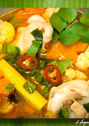 Hình của món Canh Chua Gà Rau Củ Malaysia.