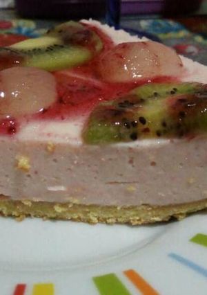 Una foto de Cheesecake con leche condensada, uvas y kiwi
