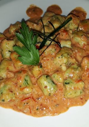 Una foto de Ñoquis de espinaca con salsa rosé